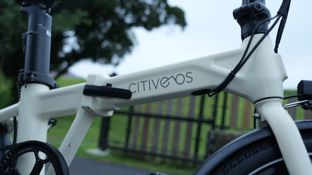 ホワイトのCITIVELOS Flow Goのフレーム中央とハンドルポストの接続部