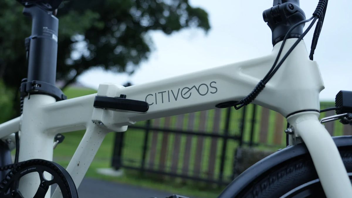 ホワイトのCITIVELOS Flow Goのフレーム中央とハンドルポストの接続部