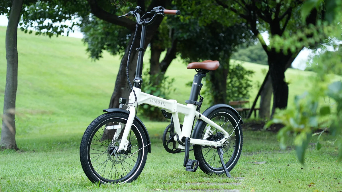 公園の芝生に停めたホワイトのCITIVELOS Flow Goの全体像。折りたたみ前の状態